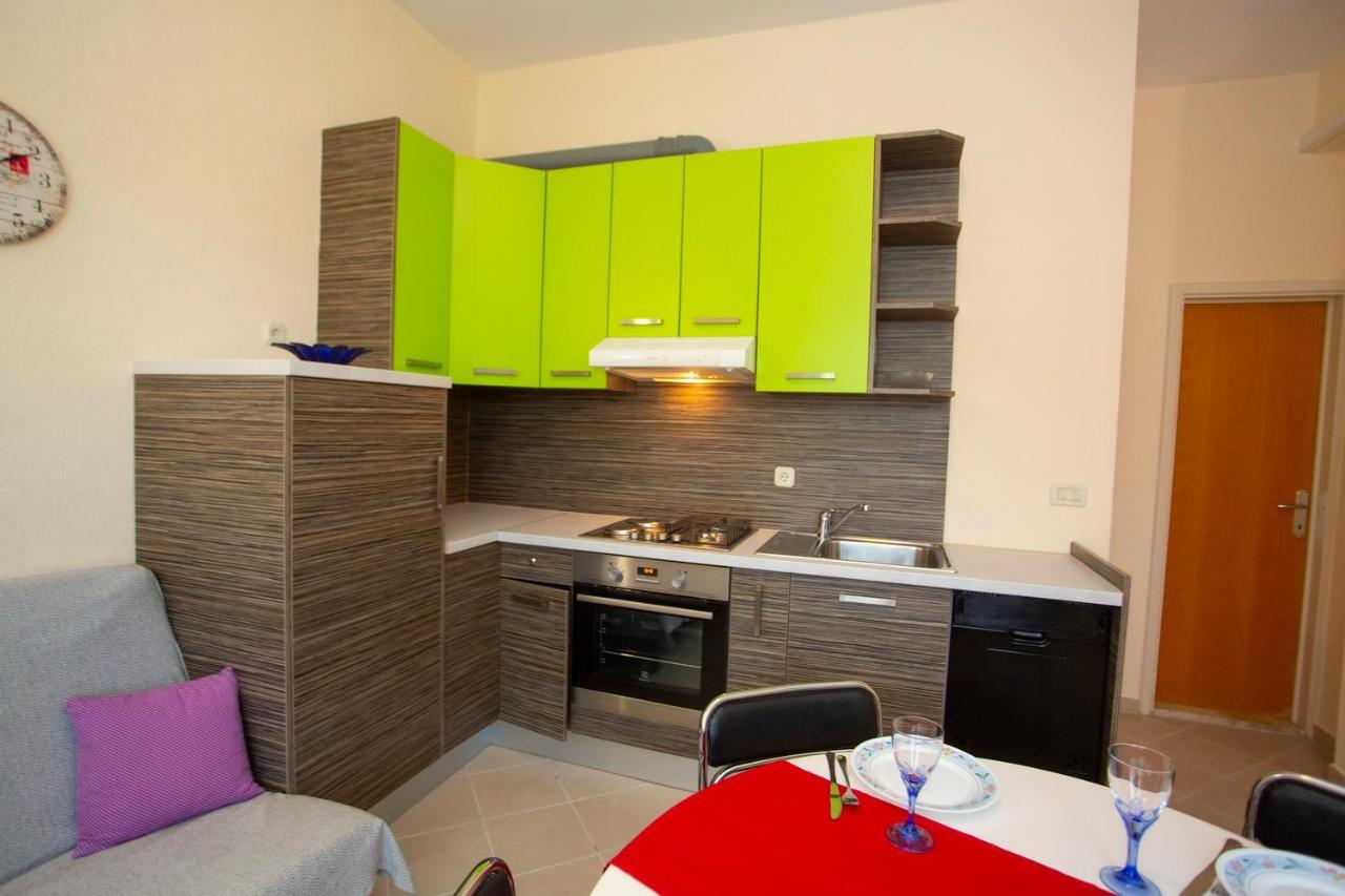 Apartments Loncar Tucepi Bagian luar foto
